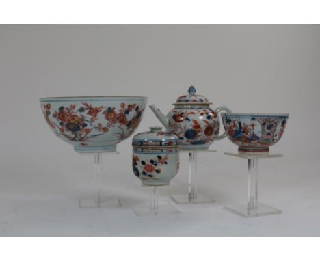 Lot of a porcelain Imari teapot, 2 bowls and a pot with lid,  China 18th century. (teapot with chips and bowl with hairline)L