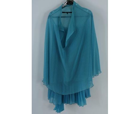 Fong Leng turqouise with black dots, with blouse and pleated  skirtTurquoise met zwarte stippels Fong Leng blouse met bijpass