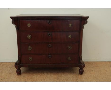 Mahonie commode met 4 laden op bolpoten, 19e eeuw, h. 92, br.  113, d. 59 cm. (fineer schade)