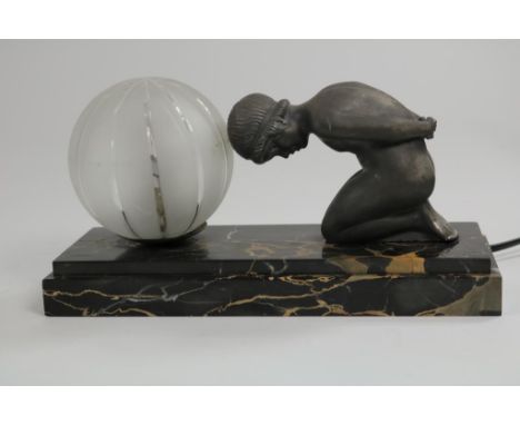 Art Deco tafellamp met knielend vrouwfiguur en gesatineerd  glasbol op marmeren basement, h. 13, br. 27, d. 10 cm.