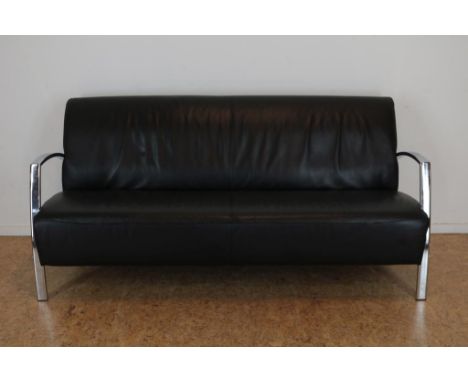 Montel sofa with black leather on chromed base, h. 78, w.  175, d. 75 cm.Zwartlederen bank met verchroomde onderstel, Design 