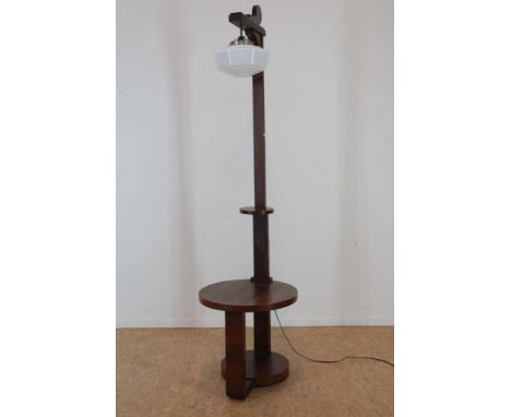 Deels mahonie Art Deco staande schemerlamp/bijzettafel met  opaline glazen kap, h. 205 cm.