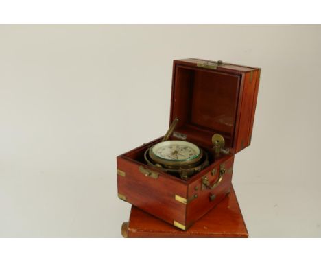 Scheeps- chronometer in houten kast, Rusland, gemerkt Attectat.