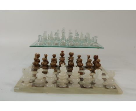 Combination of two chess gamesLot van een onyx schaakspel en een glazen schaakspel in doos