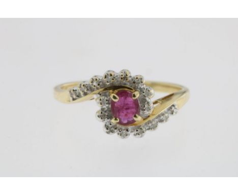 Yellow gold ring set with ruby and diamonds set in white gold,  585/000, gross w. 3 gr., seize 18.Geelgouden slagring bezet m