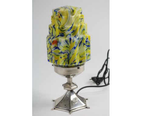 Art Deco tafellamp op verzilverd bronzen voet met gekleurd  glaskapje, h. 29 cm.