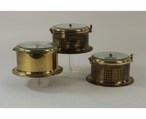 Combination of 3 ship's equipments in copper case, in  cluding clock, diam. 18 cm.Serie van 3 ronde scheepsmeters in geelkope