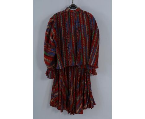 Fong Leng, shirt with skirt, mt. MFong Leng blouse met knoopsluiting voorzien van geplooide  bedrukte stof, met bijpassende r
