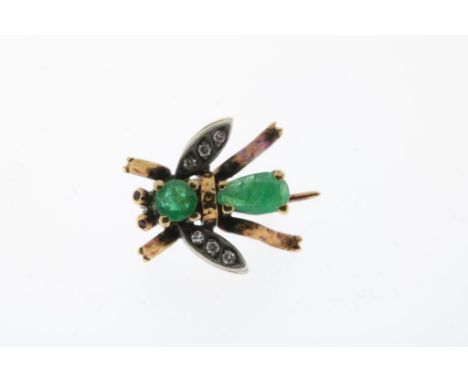 Rose gold and silver brooch in the shape of an insect, set with  emerald, diamond and ruby, 750/000 and 925/000, gross w. 2.7
