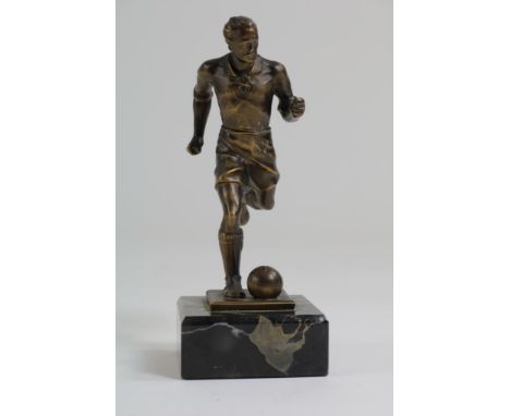 Gepatineerd metalen Art Deco sculptuur van voetballer en bal op  marmeren basement, 30-er jaren, h. 18 cm.