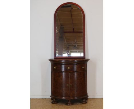 Wortelnoten gefineerde commode met 3 laden en 2 paneeldeuren, h.  78, br. 75, d. 51 cm. hierbij een spiegel in eiken lijst, 1