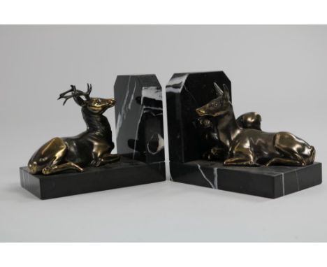 Stel Art Deco boekensteunen met hertjes op zwartmarmeren voet, h.  11, br. 14, d. 8 cm.