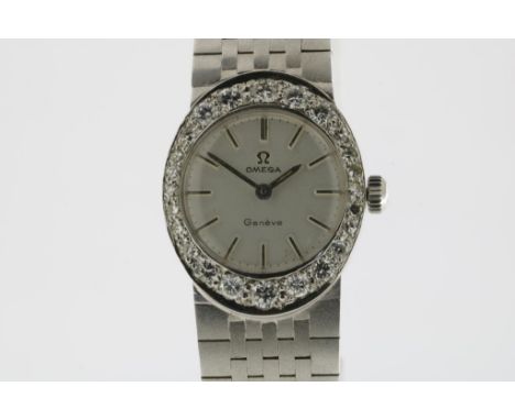 White gold oval ladies wristwatch, manual winding, Omega, lunette  set with single and brilliant cut diamonds, total ca. 0.60