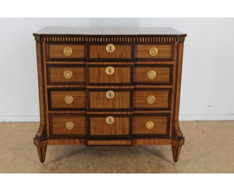Walnut Louis XVI commode with 3 breakfront drawers en brass  handles, h. 86, w. 93, d. 51 cm.Noten Louis XVI commode met 4 "b