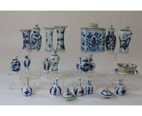 Combination of 19 pieces porcelain included tea caddy and salt  shaker, China 18/19th century ( with defects)Lot van 19 diver