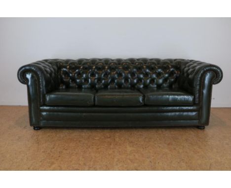 Chersterfield 3-seater sofa with green leatherGroenlederen Chesterfield 3-zits bank met gecapitonneerde  leuning, h. 75, br. 