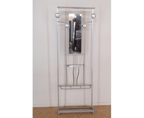 Metal coat rack with mirror, h. 177, w. 63 cm.Metalen Art Deco staande kapstok met spiegel en parapluhouder, h.  177, br. 63 
