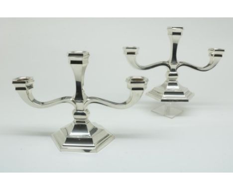 Pair of silver three light candelabra, Germany, 19e century,  800/000.Stel zilveren, gladde drie-lichts kandelaars, Duitsland