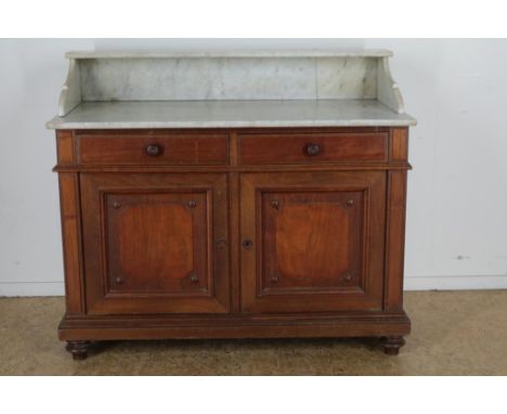 Mahogany commode with marble top, h. 95, w. 115, d. 55 cm.  (marble with defects)Mahonie wascommode met witmarmeren opstand e