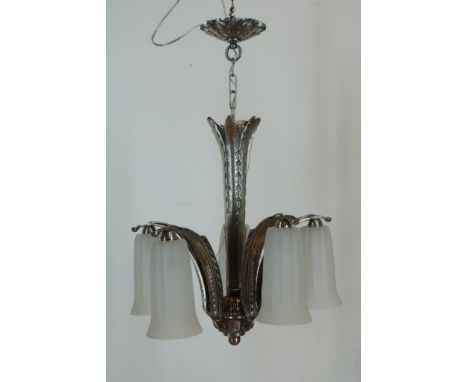 Verzilverde bronzen Art Deco hanglamp met 5 gesatineerd glazen  kelkkappen.