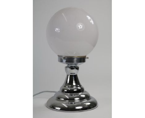 Chromen Art Deco tafellamp met opalineglazen bolkap, h. 37 cm.