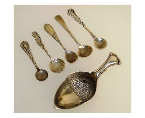 A novelty silver oak leaf caddy spoon and five salt spoons.