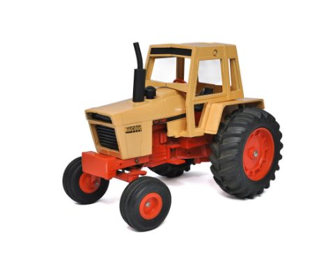Ertl 1/16 farm model issue comprising Vintage Case 1370 Agri-King 2WD Tractor finished in Power Tan / Power Red. Generally ve