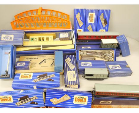 A collection of vintage boxed Hornby Dublo scenic accessories including 5015 Girder Bridge, D1 Island Platform, D22 Corridor 
