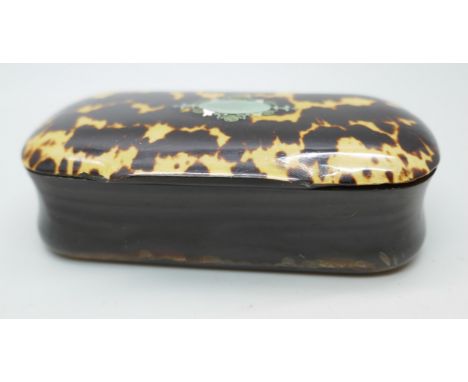 A Victorian tobacco box with tortoiseshell top and inlaid detail, 8.5cm wide