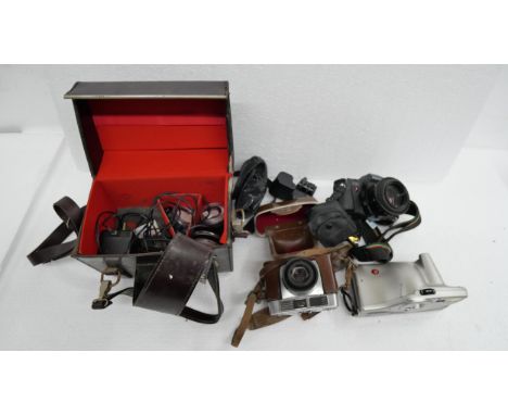 A Pentax P30 camera, a Contessa LK camera, a Polaroid Joyam, etc