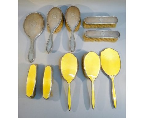 SILVER DRESSING TABLE SET COMPRISING HAND MIRROR, A PAIR OF HAIRBRUSHES AND A PAIR OF CLOTHES BRUSHES BY WILLIAM COMYNS, LOND