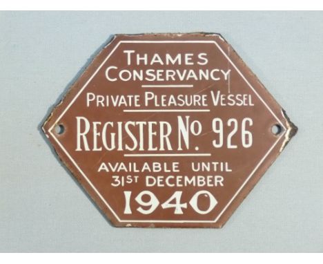 A HEXAGONAL THAMES CONSERVANCY ENAMEL LICENCE PLATE FOR A PRIVATE PLEASURE VESSEL, REGISTER No. 926, FOR THE YEAR 1940 (W: 11