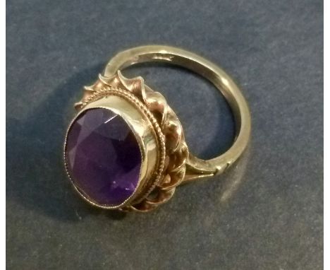 9ct GOLD RING SET AMETHYST, BY R. BROS., LONDON 1977 (4g GROSS)