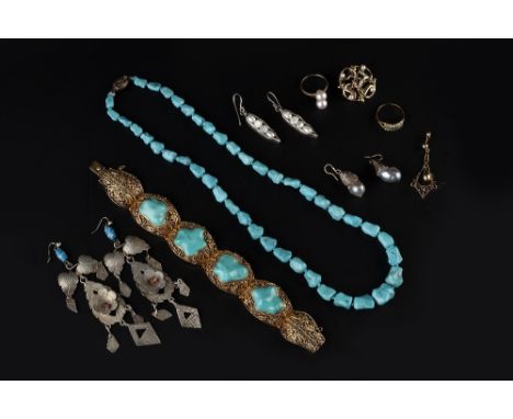 A COLLECTION OF JEWELLERY, to include an antique diamond set panel ring, with pierced border, a 9ct gold and gem set brooch, 