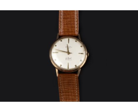 A GENTLEMAN'S 9CT GOLD WRISTWATCH BY ROTARY, the circular signed silvered dial with gilt arrowhead and square markers, to an 
