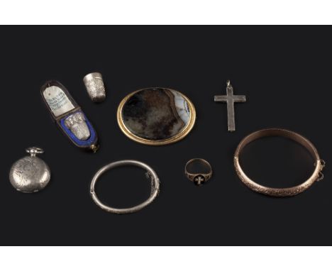 A SMALL COLLECTION OF JEWELLERY, comprising a black enamel and half pearl memorial ring, an oval agate panel brooch, a 9ct go