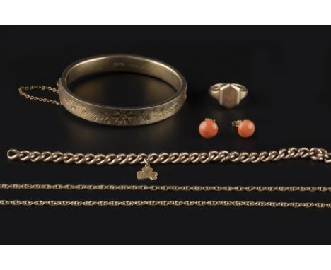 A SMALL COLLECTION OF JEWELLERY, comprising a 9ct gold signet ring, a curb-link bracelet with charm suspension (fittings defi