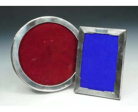 AN ART DECO STYLE SILVER PHOTO FRAME with engine turned decoration, 14.5cm high, Birmingham 1929 by Samuel M Levi; and a silv