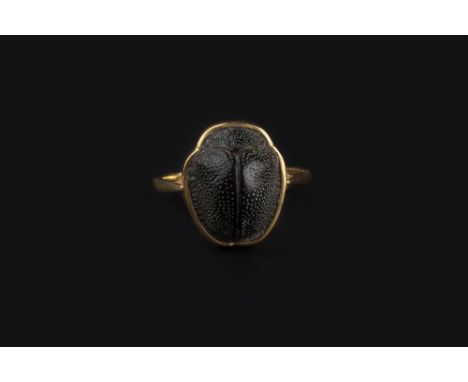 A SCARAB RING, the yellow precious metal mount stamped 'SH 22ct', ring size O