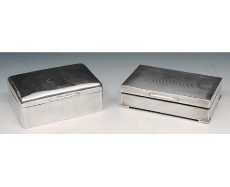 AN ART DECO STYLE SILVER AND CEDAR LINED CIGARETTE CASE with engine turned decoration, 14cm wide, London 1963 by Cohen & Char