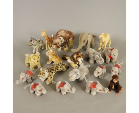 Konvolut Steiff-Plüschtiere Afrika u.a. - 1950er/60er, Mohair, 19 Stück: 1x Bison, Knopf, 1960er; 1x Giraffe, Knopf, Brustsch