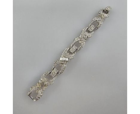 Vintage-Armband - silberfarbenes Metall, poliert, 4 leicht gebogte Glieder in 8er-Form besetzt mit farblosen Kristallen in Ru