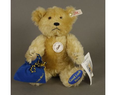 "Euro-Begrüssungs-Bär" - Steiff, mit Knopf, Fahne und Schild, Zertifikat mit Auflagenummer 01892, Mohair, blonder Teddy mit b