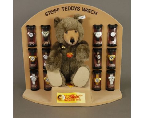 "Steiff Teddys Watch" - Präsentationsaufsteller mit Teddy und 12 Armbanduhren in Präsentations-Etuis, Teddy Nr. 00702 mit Kno