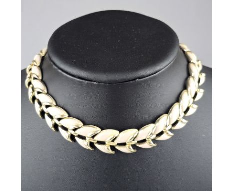 Filigranes Vintage-Collier in Pastellrosé- CORO / USA, nach 1955, Weißbronze, rhodiniert, teils vergoldet, als beweglicher Bl