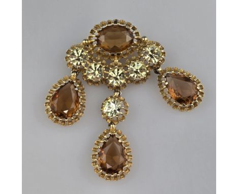 Vintage-Brosche mit drei Abhängungen - SCHIAPARELLI, vergoldetes Metall, orange-braune Glassteine und pastellgelbe Kristalle 