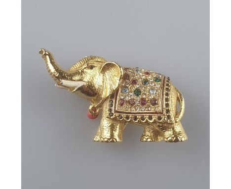 Vintage-Brosche - Metall vergoldet, Elefant mit erhobenem Rüssel, Augen und Stoßzähne emailliert, Schabracke und Kopfschmuck 
