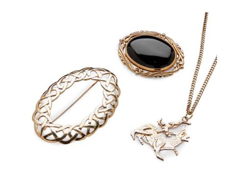 Ortak: A collection of jewellery including a 9ct gold cabochon onyx brooch; a 9ct gold pierced Celtic design brooch; and a 9c