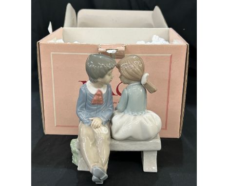 Nao Figurine by Lladro First love couple #1136, in original box, in good overall condition