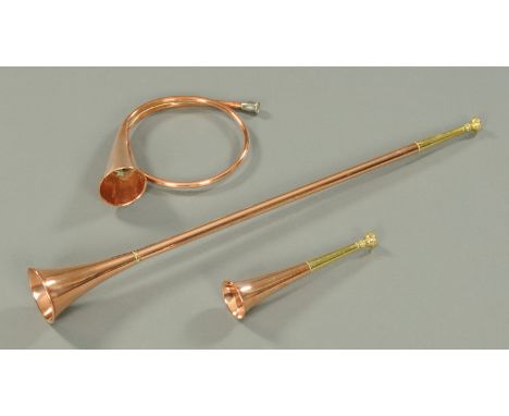 Three copper and brass hunting horns.  Longest 67 cm. 
